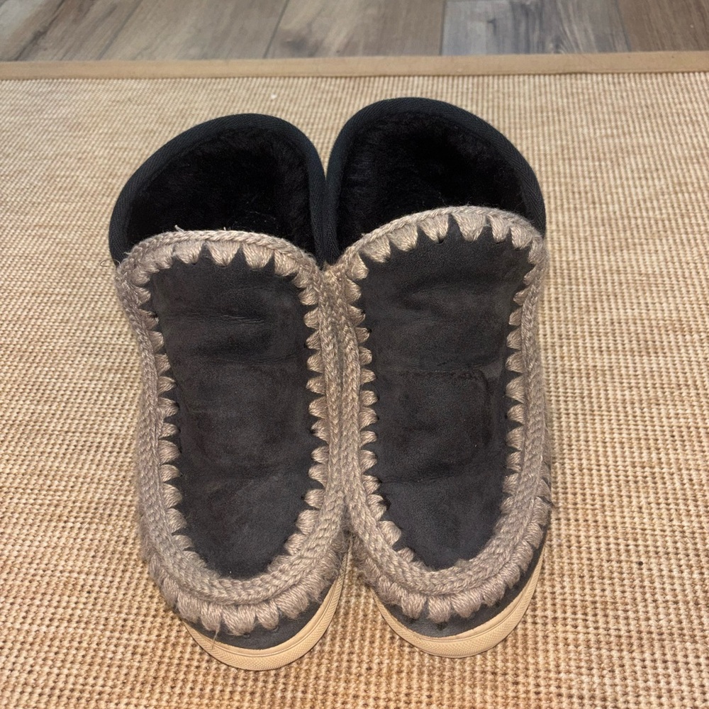 I think these are a 38 in US sizing I fit between a 7.5-8.5